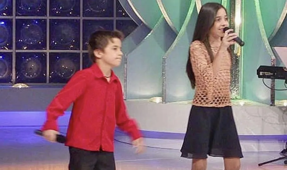 Mariana e Mateus crianças cantando no Programa Raul Gil
