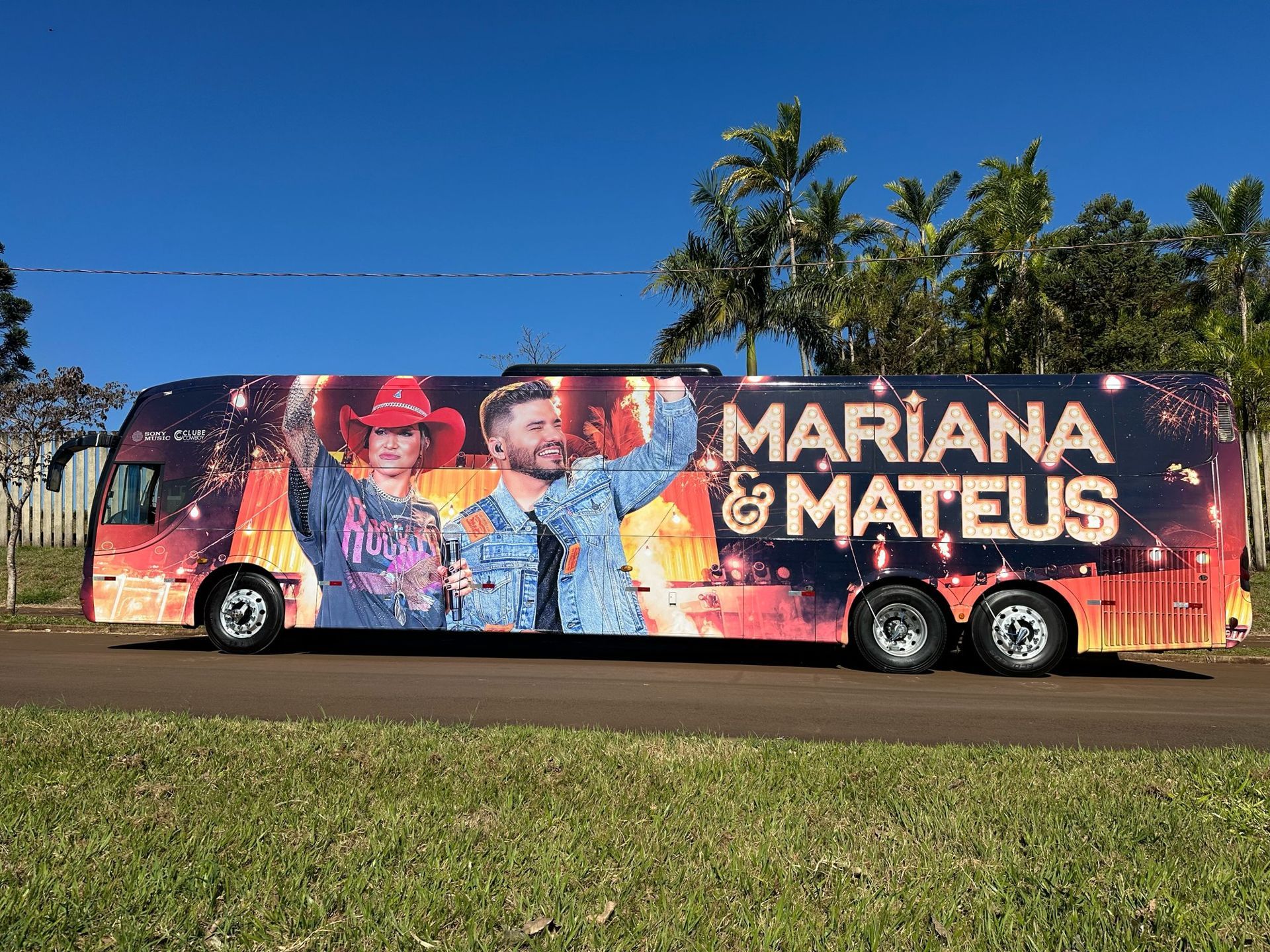 Ônibus de turnê de Mariana e Mateus