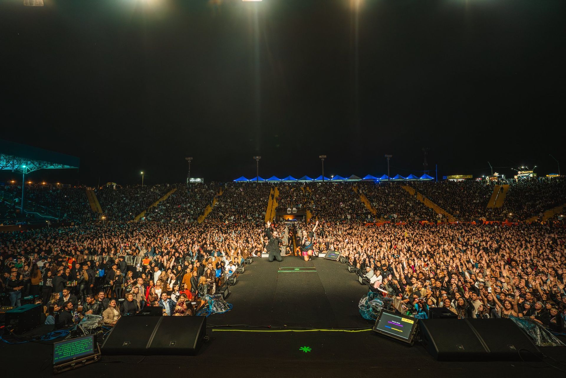 Público em show de Mariana e Mateus